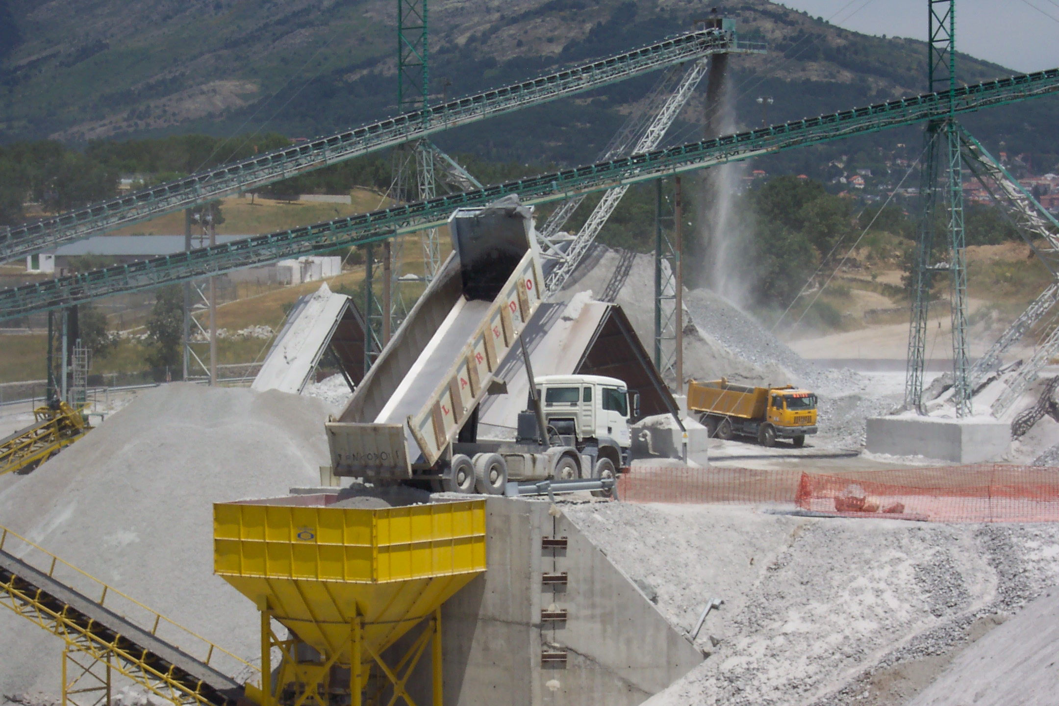 Camiones trabajando en gravera